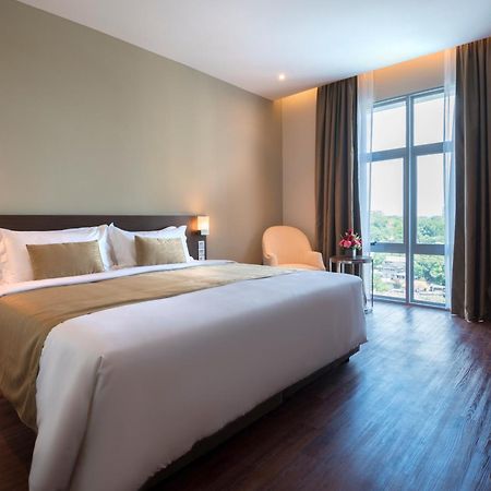 Astana Wing - Riverside Majestic Hotel Kuching Esterno foto