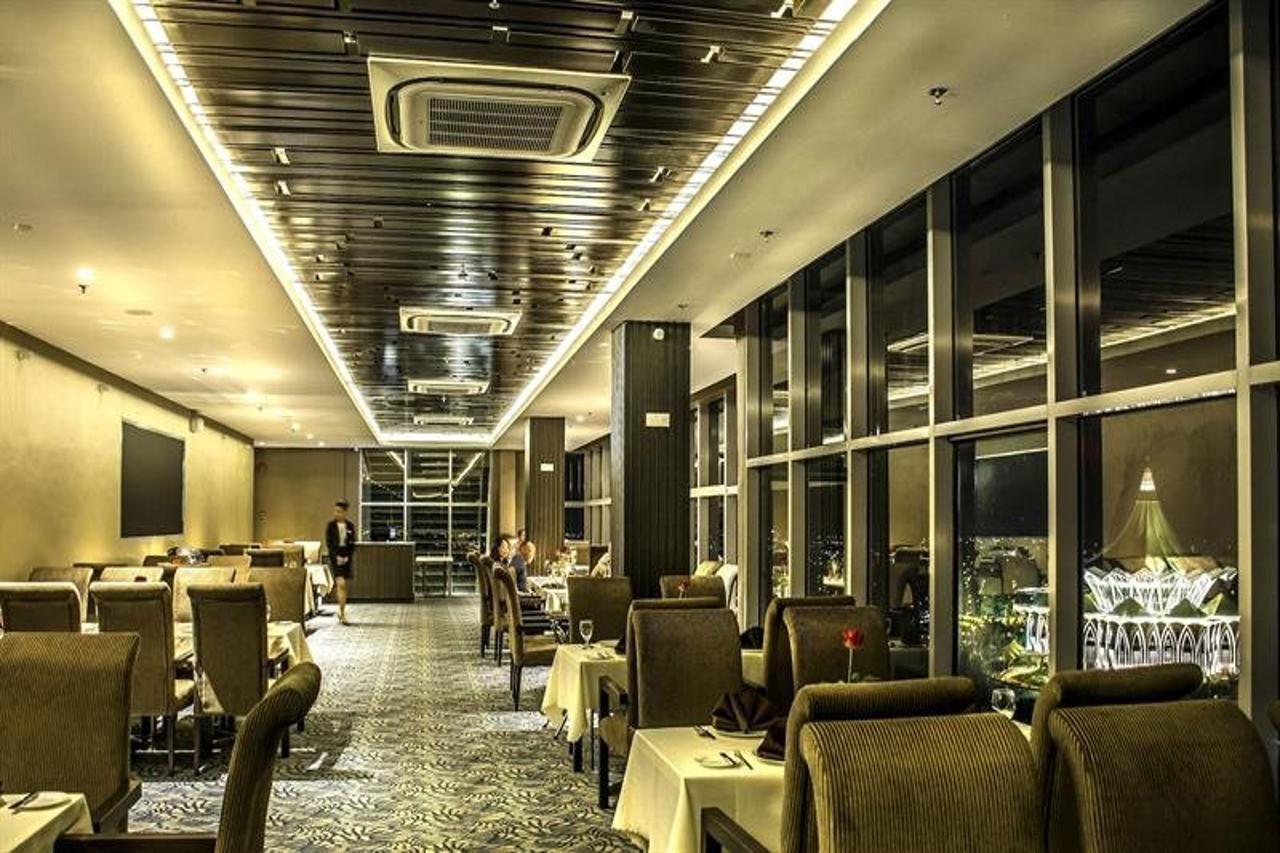 Astana Wing - Riverside Majestic Hotel Kuching Esterno foto